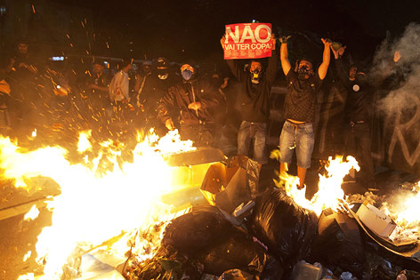 © APA/EPA/EFE/Sebastiao Moreira Demonstranten vor brennendem Müllhaufen