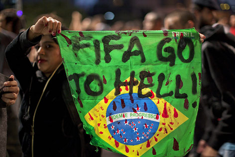 © APA/EPA/EFE/Sebastiao Moreira Demonstrantin hält ein Plakat mit der Aufschrift "FIFA GO TO HELL "