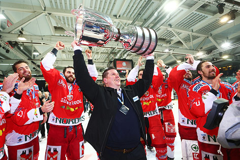 
Trainer Tom Pokel (Bozen) bei der Meisterfeier