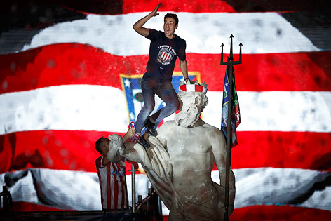 © APA/AP/Daniel Ochoa de Olza Gabi (Atletico) feiert auf dem Neptun-Brunnen