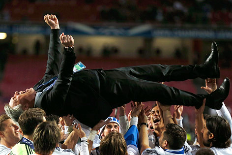 © AP/Andres Kudacki Carlo Ancelotti wird von Spielern hochgeworfen