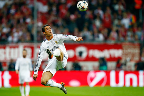© Reuters/Ralph Orlowski Cristiano Ronaldo nimmt im Sprung einen Ball an