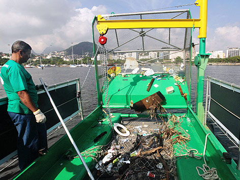 © AP/Silvia Izquierdo Müllsammelschiff in der Guanabara Bay vor Rio