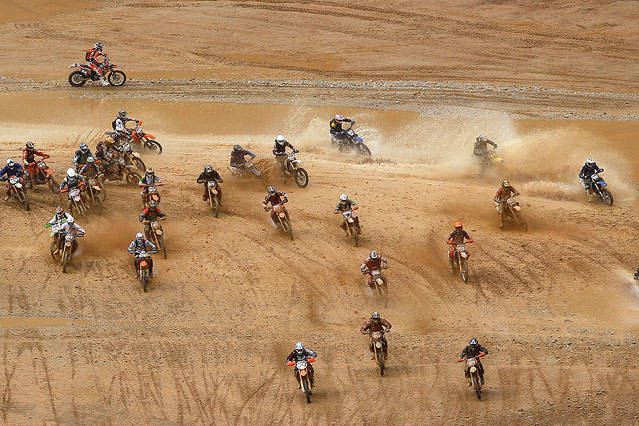 Mehrere Motocross-Fahrer in einer Kurve