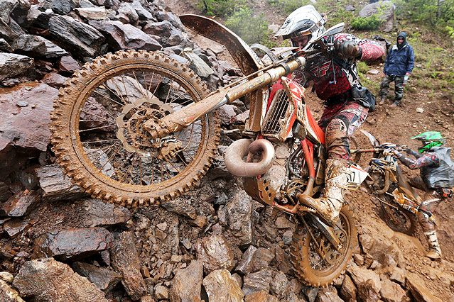 Fahrer auf einem steilen Bergstück mit Geröll beim Erzbergrodeo