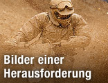 Motocross-Fahrer im Schlamm