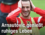 ÖFB-Teamspieler Marko Arnautovic lacht und greift sich auf seinen Kopf