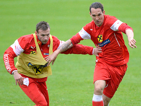 Andreas Weimann und Emanuel Pogatetz trainieren