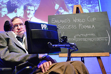 © APA/EPA/Andy Rain Stephen Hawking neben einer Tafel mit Formel