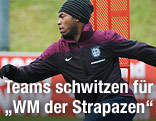 Englands Nationalteamspieler Daniel Sturridge trainiert mit Haube und Handschuhen