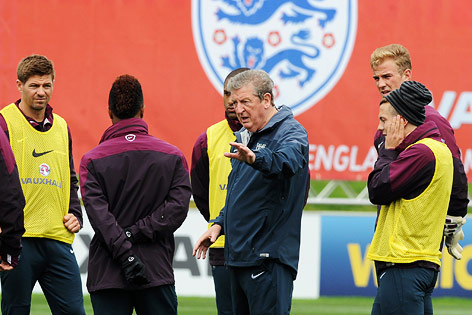 © APA/AP/Rui Vieira Englands Nationaltrainer Roy Hodgson gibt seiner Mannschaft während einer Trainingseinheit Anweisungen