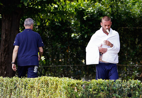 © Reuters/Giampiero Sposito Italiens Nationalspieler Daniele De Rossi mit Handtuch über den Schultern und Banane im Mund