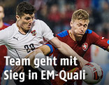 Marcel Sabitzer (&Ouml;sterreich) im Zweikampf