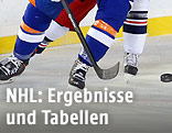 F&uuml;&szlig;e von Eishockey-Spielern und Puck
