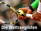 Hand mit Tennisschläger
