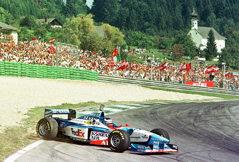 Gerhard Berger in seinem Benetton Renault dreht sich 1997 auf dem A1 Ring in Spielberg