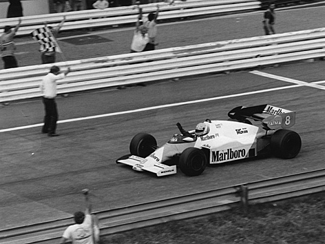 © picturedesk.com/imagno Niki Lauda gewinnt am 19. August 1984 den Grand Prix von Österreich.