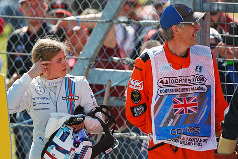 © AP/Lefteris Pitarakis Susie Wolff mit einem Streckenposten
