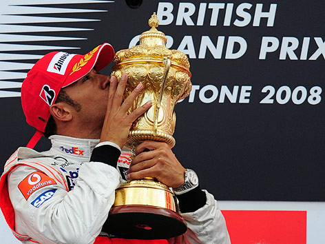 © Reuters/Eddie Keogh Lewis Hamilton mit Pokal, 2008