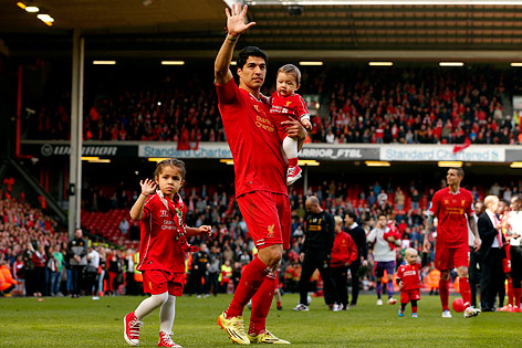 © Reuters/Phil Noble Liverpools Luis Suarez mit seinen Kindern Benjamin und Delfina