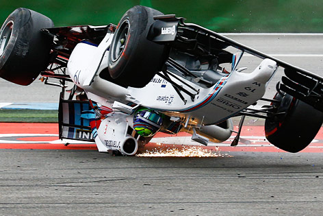 © Reuters/Kai Pfaffenbach Felipe Massa schlittert verkehrt mit seinem Wagen