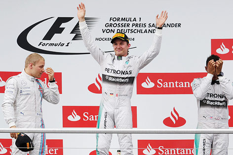 © AP/Petr David Josek Nico Rosberg (Mercedes) Valtteri Bottas (Williams) und Lewis Hamilton (Mercedes) auf dem Podest