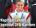 DFB-Kapitän Philipp Lahm mit WM-Pokal