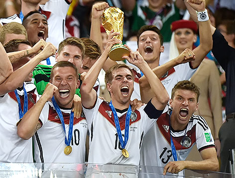 © Reuters/Karina Hessland Jubel von Lukas Podolski, DFB-Kapitän Philipp Lahm mit WM-Pokal und Thomas Müller bei der WM-Siegesfeier in Brasilien