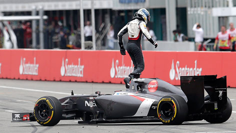 © APA/AP/Petr David Josek Adrian Sutil (Sauber) verlässt nach einem Unfall die Strecke