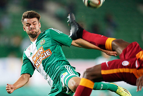 © APA/Georg Hochmuth Philipp Prosenik (Rapid) gegen Aurelien Chedjou (Galatasaray)