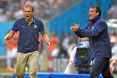 Trainer und Kotrainer der US-Mannschaft, Jürgen Klinsmann und Andreas Herzog