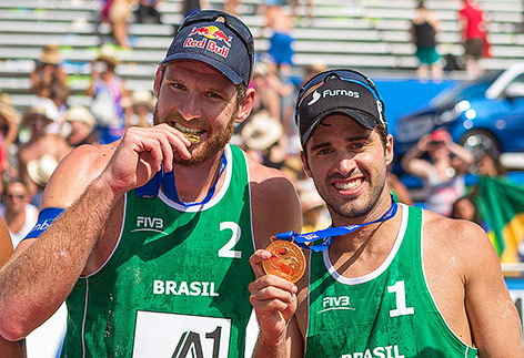 Beachvolleyballer Alison Conte Cerutti und Bruno Oscar Schmidt mit Medaillen