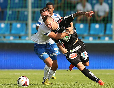 Zweikampf zwischen Peter Zulj (WAC) und Timo Brauer (Grödig/)