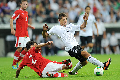 Miroslav Klose (Deutschland) und Gyoergy Garics (Österreich)