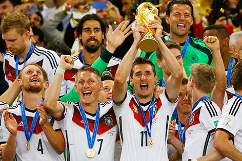 Miroslav Klose feiert mit dem DFB-Team
