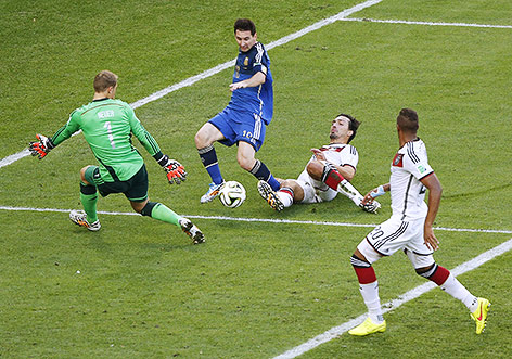 © APA/EPA/Chema Moya DFB-Goalie Manuel Neuer, Lionel Messi (ARG), Matts Hummels (GER) und Jerome Boateng (GER) im Einsatz während der FIFA WM 2014
