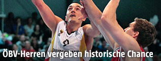 Karsten Tadda (Deutschland) wirft einen Korb