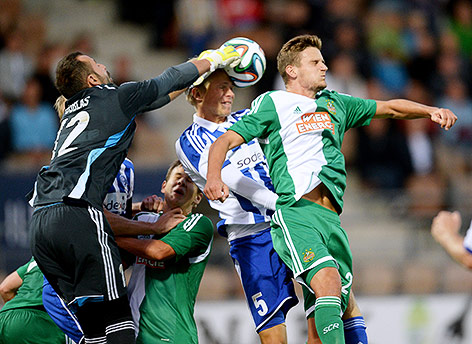 © APA/Roland Schlager Toni Doblas (HJK), Tapio Heikkilae (HJK) und Maximilian Hofmann (Rapid)