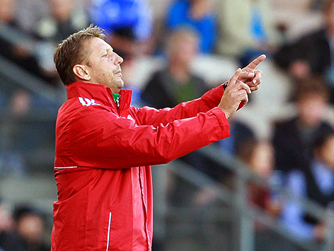 © GEPA/Josef Bollwein Rapid-Coach Zoran Barisic erteilt an der Seitenlinie Anweisungen