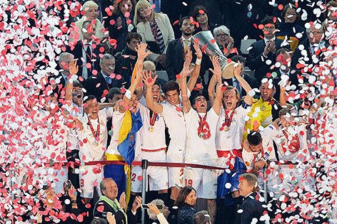 © APA/EPA/Alessandro di Marco Jubelnde FC-Sevilla-Spieler mit Pokal