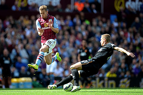 Aston Villas Andreas Weimann und Hull Citys Michael Dawson
