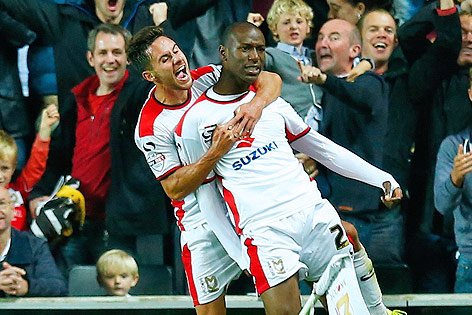 Torjubel von Benik Afobe (Milton Keynes Dons) mit seinem Teamkollegen George Baldock