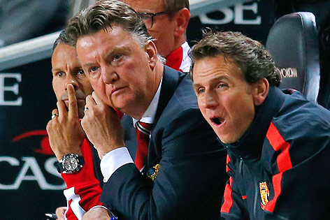 Manchester-United-Trainer Louis van Gaal und sein Assistent Ryan Giggs