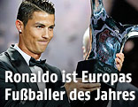Cristiano Ronaldo mit Trophäe