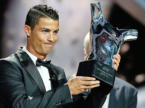 © APA/EPA/Sebastien Nogier Cristiano Ronaldo mit Trophäe