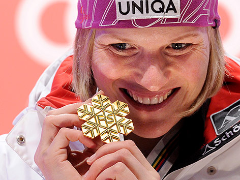 © APA/Roland Schlager Marlies Schild mit Goldmedaille für den Slalom in Garmisch-Partenkirchen, 2011