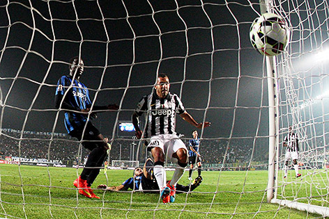 © APA/EPA/Paolo Magni Carlos Tevez schießt Tor