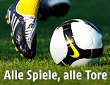 Spielerbeine mit Ball