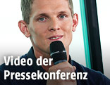 Thomas Morgenstern mit Mikrofon