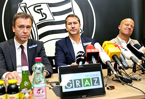© GEPA/Christian Walgram Sturm-Trainer Franko Foda neben Präsident Christian Jauk und Manager Gerhard Goldbrich